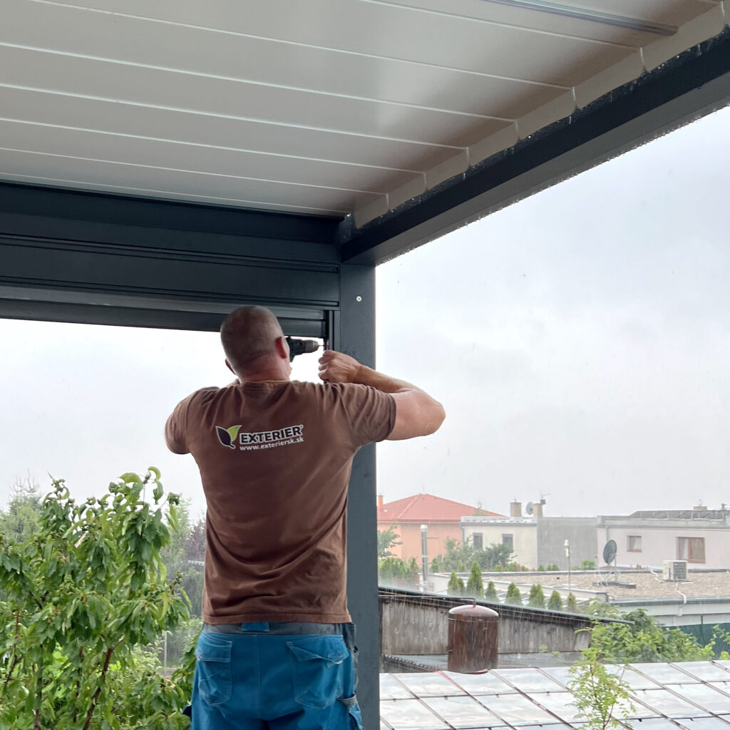 Montáž screenových roliet NEVA na pergolu
