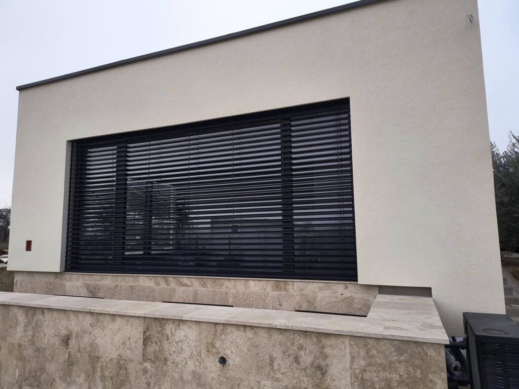 Žalúzie NEVA namontované na novostavbe rodinného domu