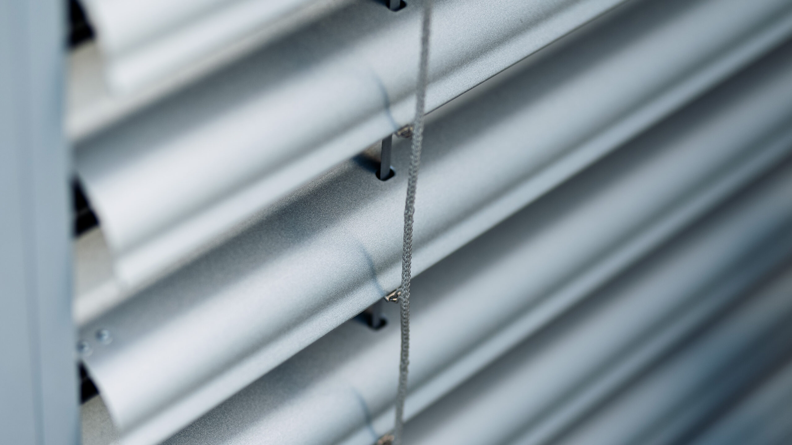Detail na strieborné lamely žalúzie