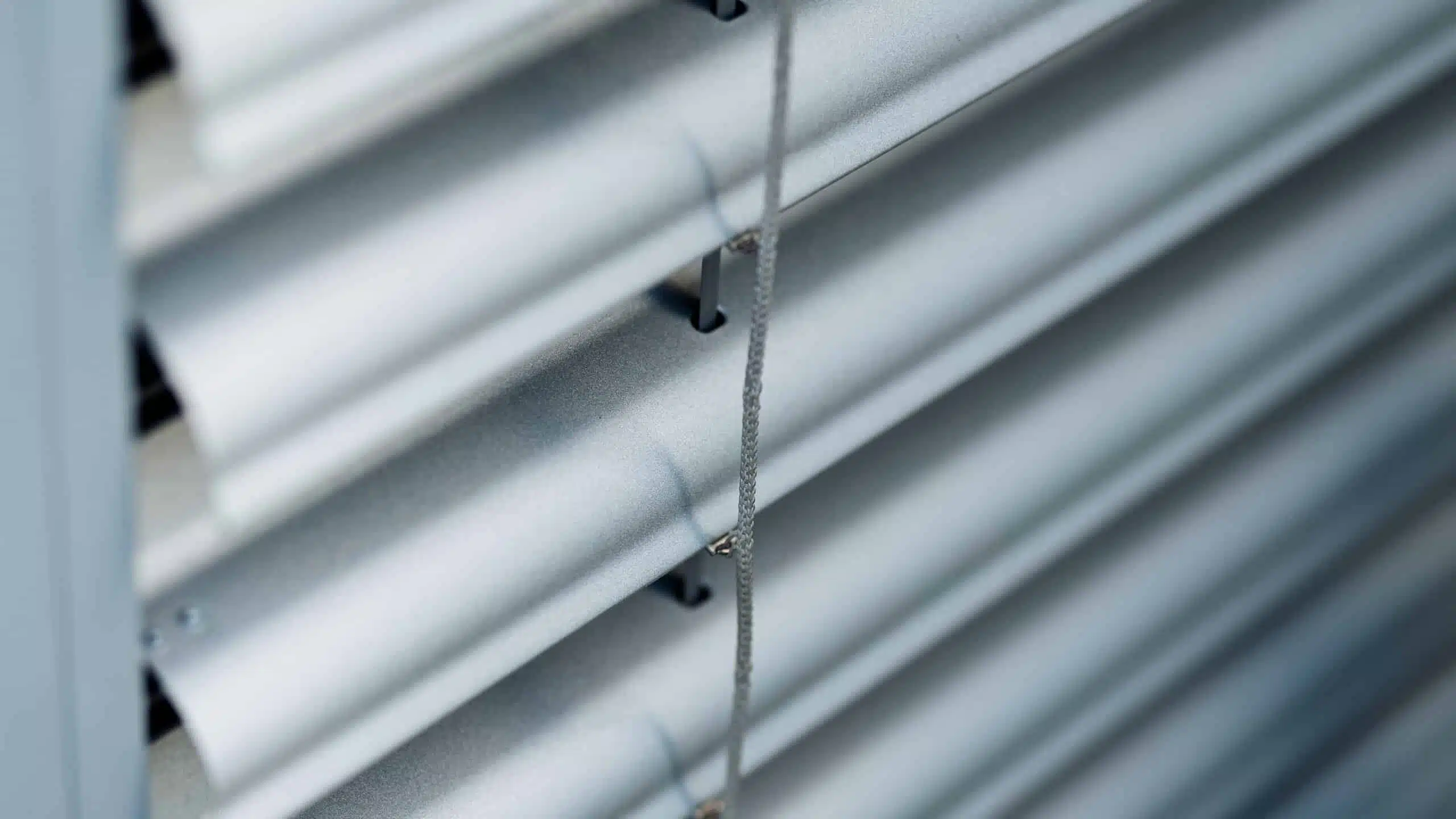 Detail na strieborné lamely žalúzie