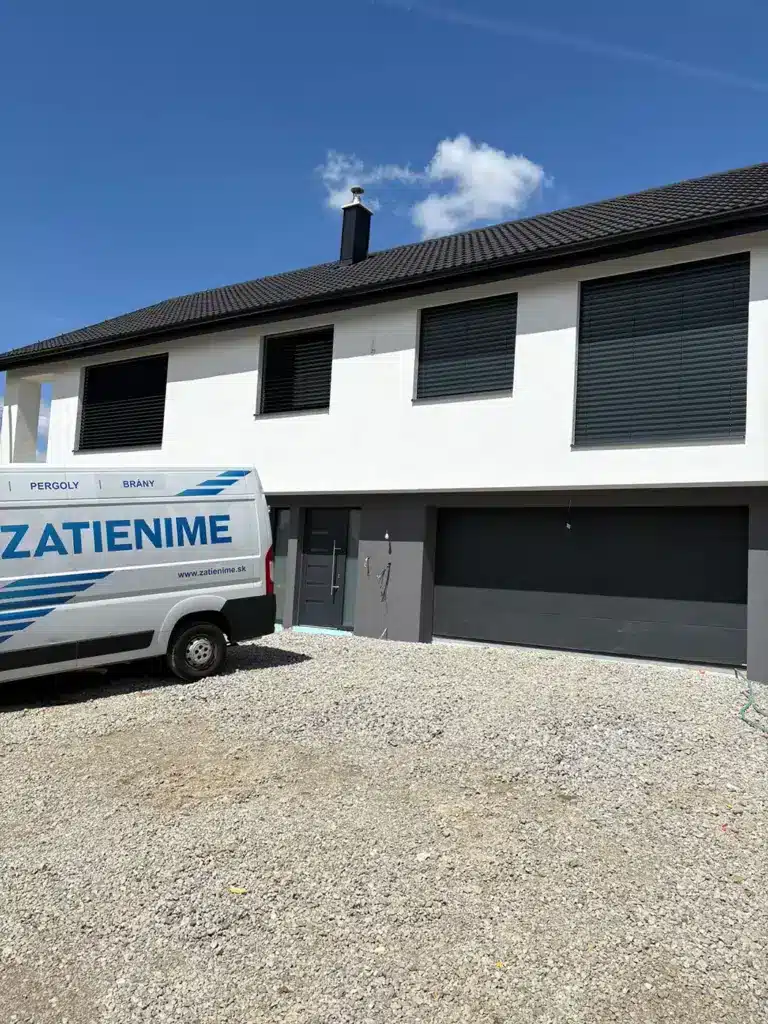 Dodávka f. Zatienime pred domom s tamvými žalúziami NEVA