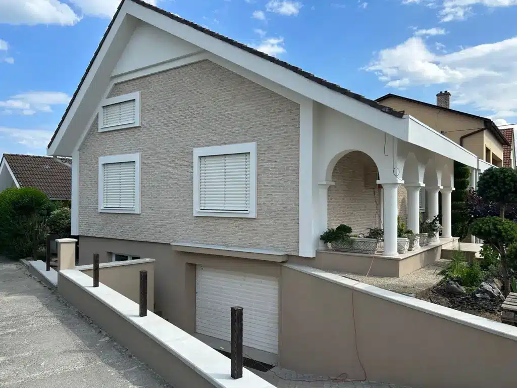 Dom s bielymi žalúziami NEVA
