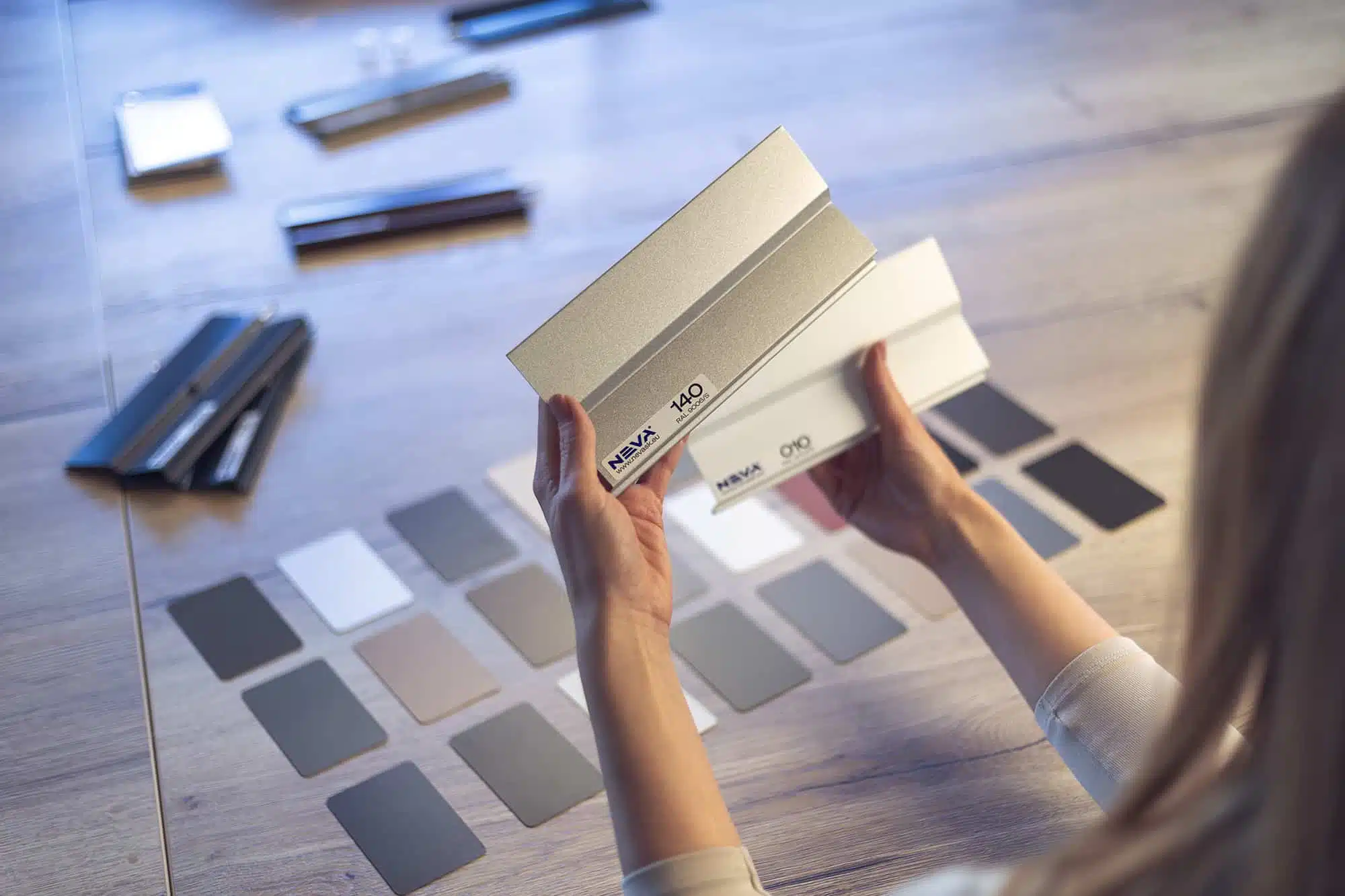 Žena porovnáva farby pre žalúzie NEVA