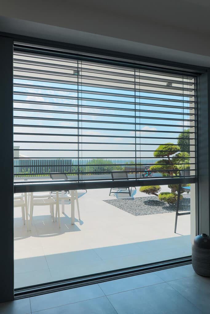 Francúzske okno so zaluziami NEVA z interieru