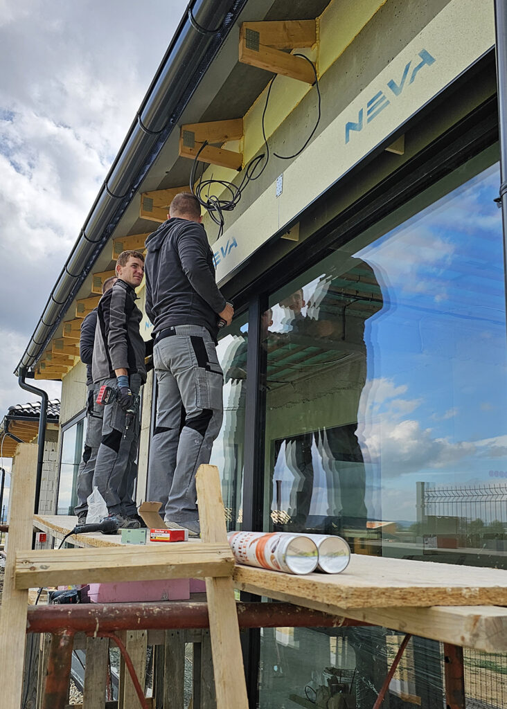 montážnici na lešení montujú žalúzie NEVA