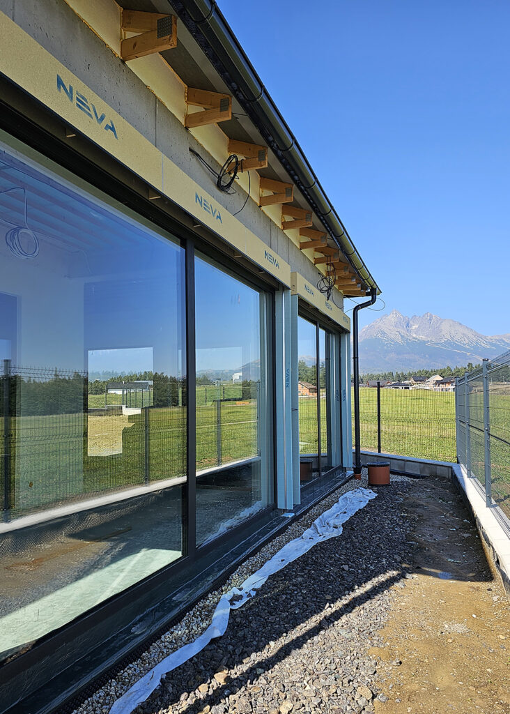 Veľké okná s kastlíkmi NEVA pre žalúzie