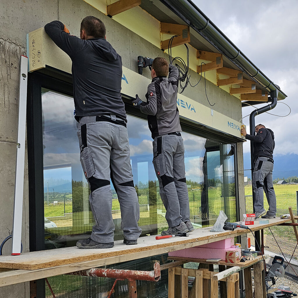 Montážnici žalúzií NEVA na lešení
