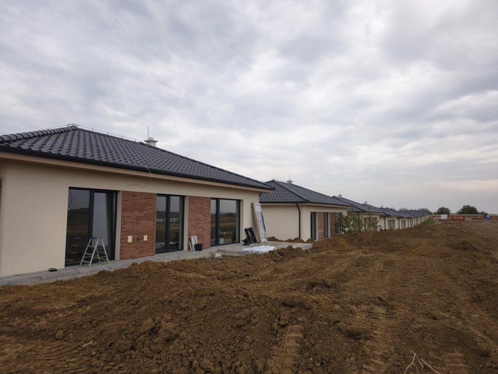 Radová výstavba so žalúziami NEVA v Alekšinciach