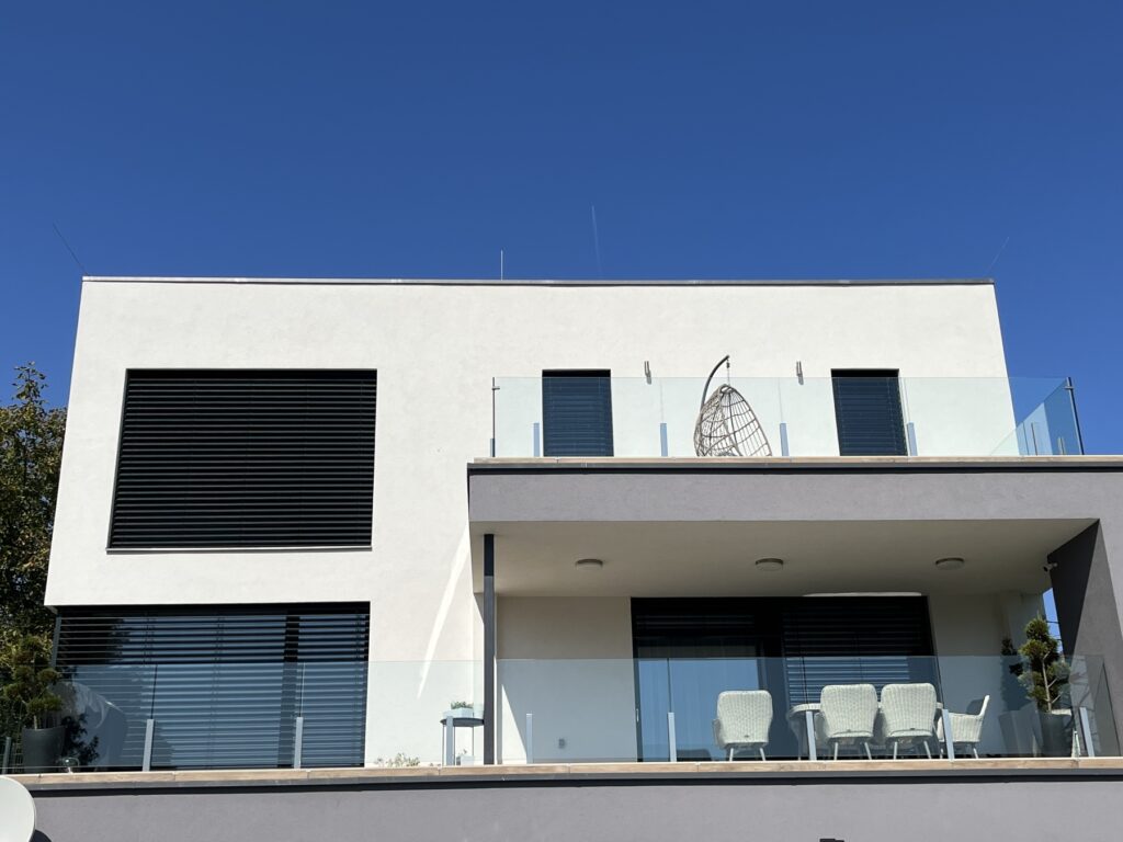 Referencia: Moderný rodinný dom so žalúziami NEVA