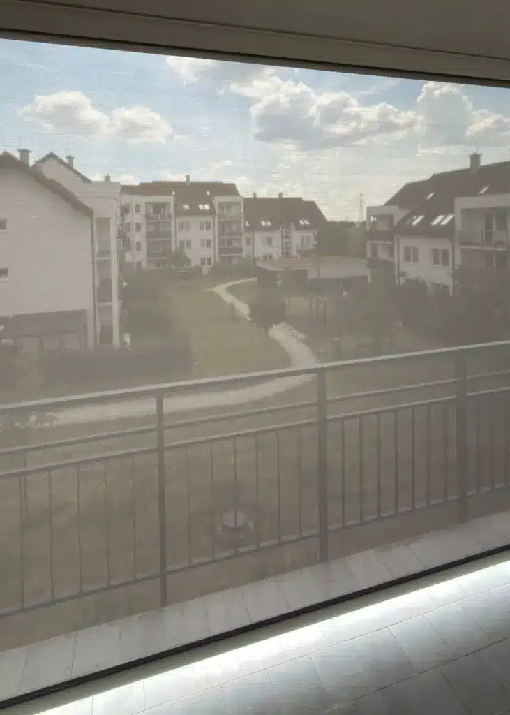 Screenová roleta NEVA na balkóne - pohľad z interiéru