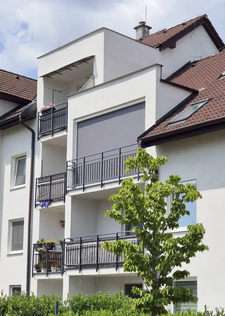 Screenová roleta NEVA na balkóne - pohľad z exteriéru