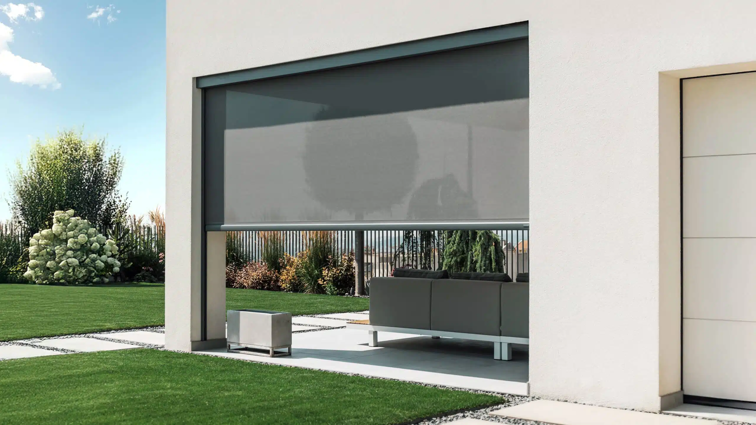 Screenová roleta NEVA na terase rodinej vily