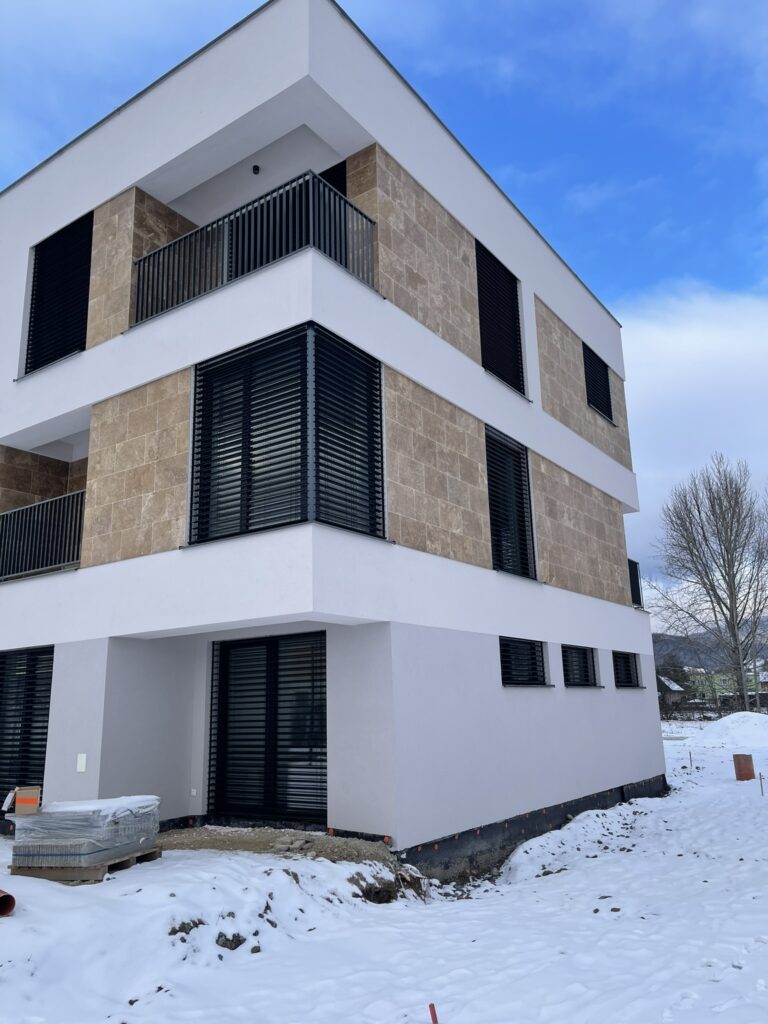 Rezidenčný objekt so žalúziami NEVA - v zime