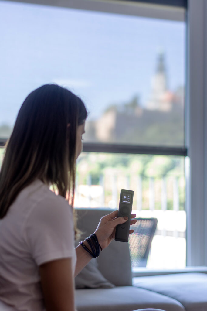 Ovládanie screenovej rolety NEVA ovládačom Somfy