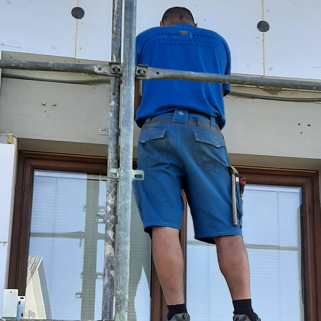 Montážnik žalúzií na lešení