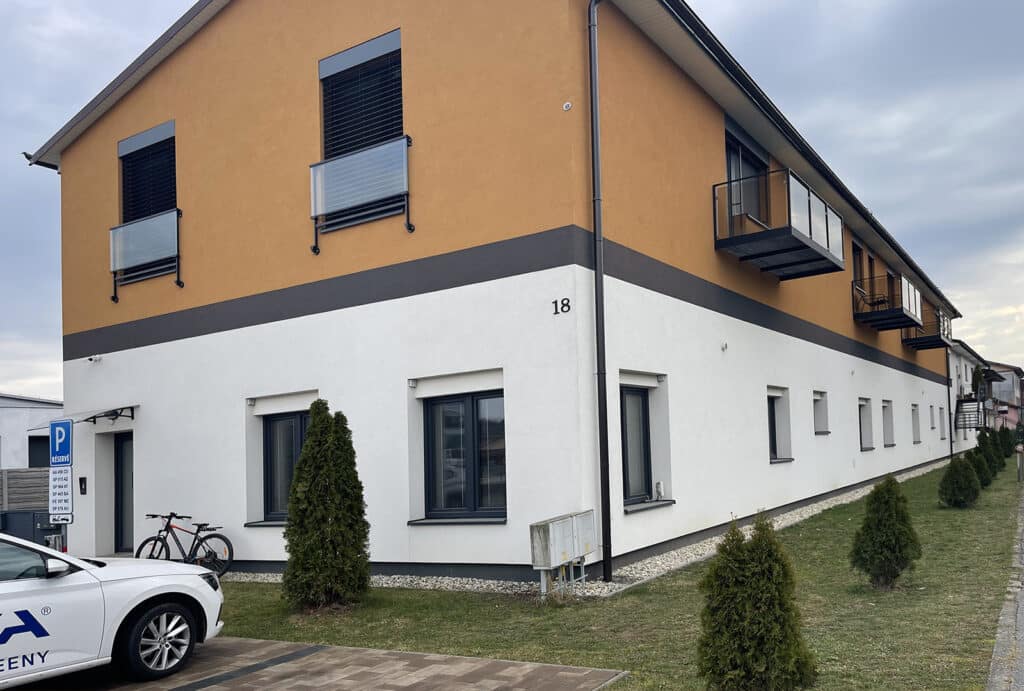 Obytbý dom s vonkajšími žalúziami NEVA - prva etapa