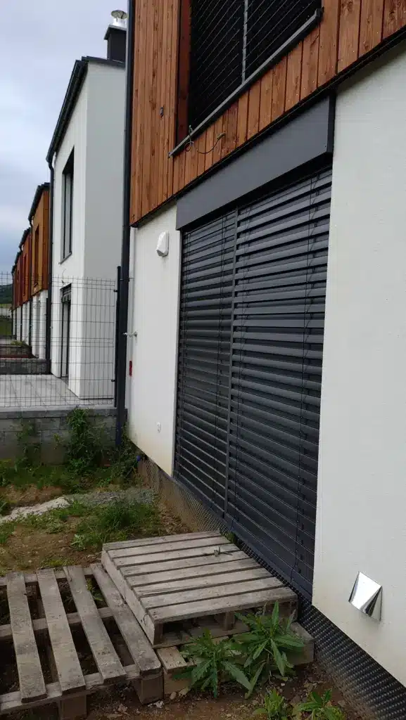 Žalúzie na novostavbe domu v radovej výstavbe