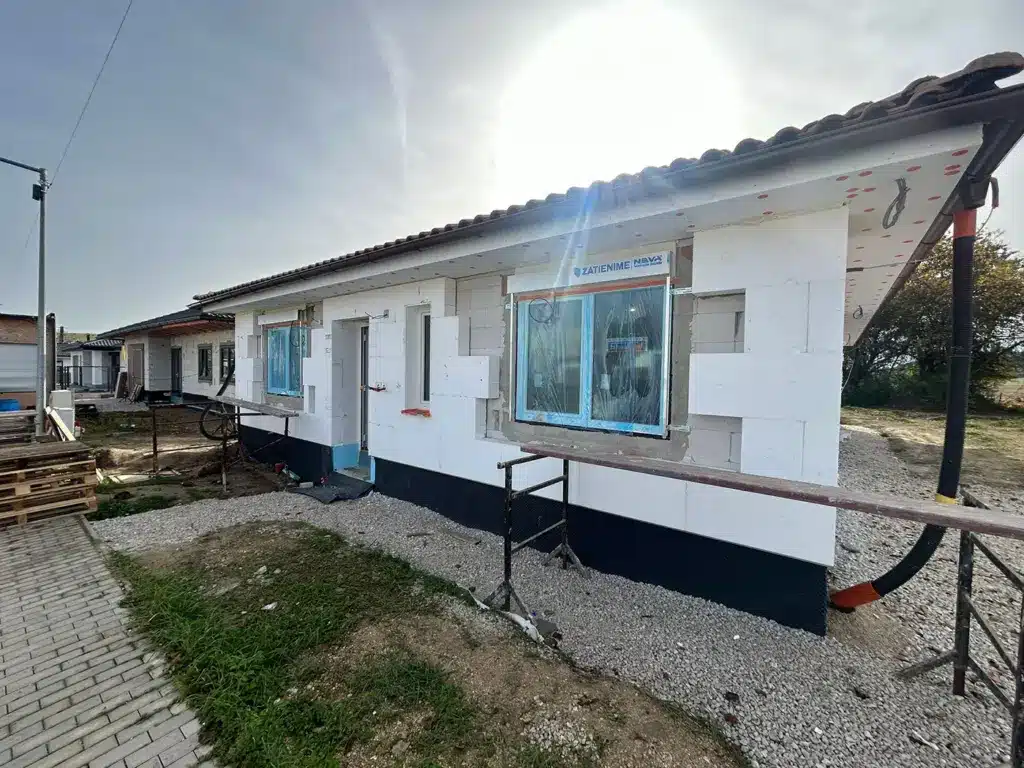 dom so žalúziami NEVA a oknami Slovaktual