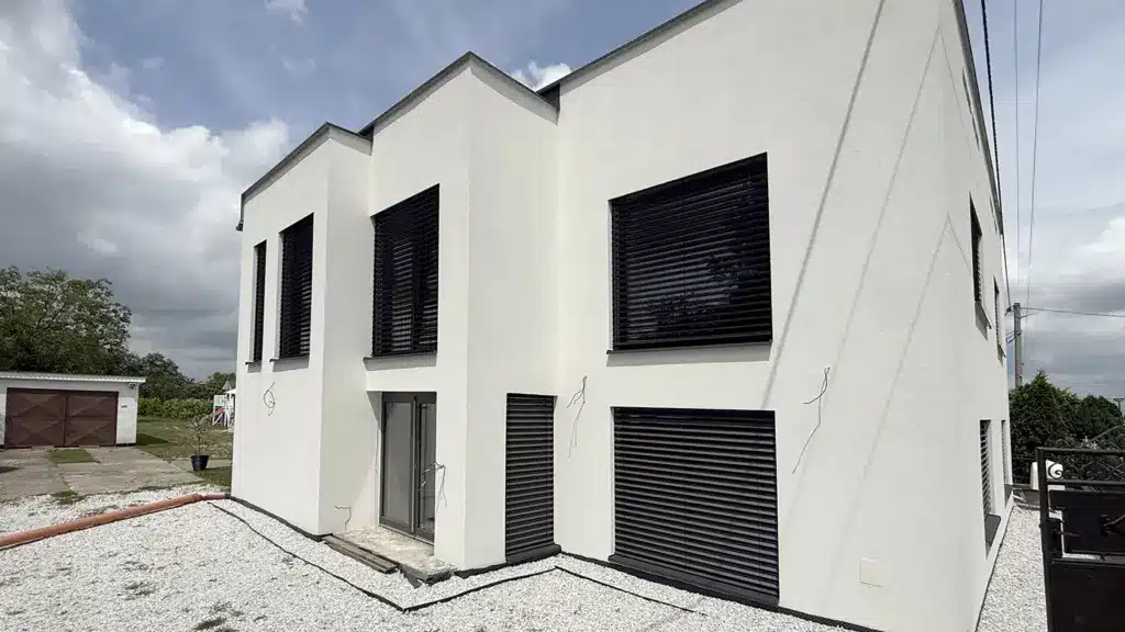 Vonkajšie žalúzie NEVA Z-90 v sivej farbe DB703 na bielej fasáde