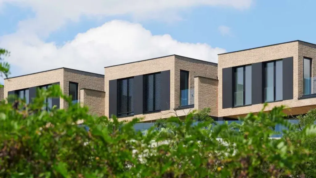 Eleven Housing na Kolibe so žalúziami NEVA Z-90