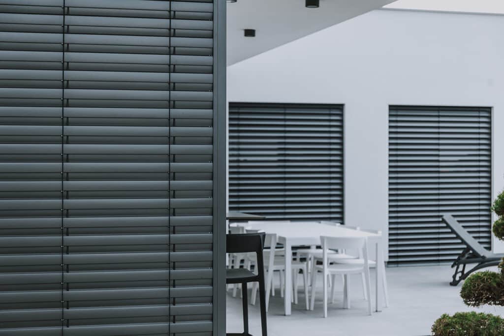 Zatvorené vonkajšie žalúzie NEVA