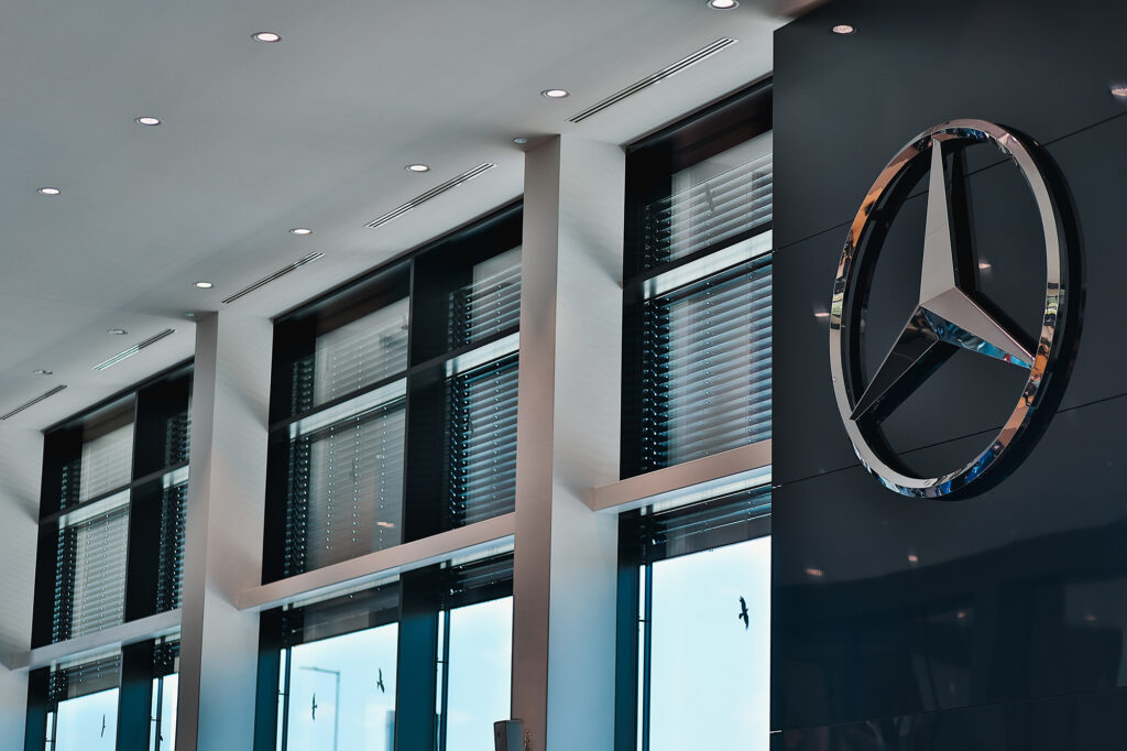 Showroom MERCEDES - interiér zatienený žalúziami NEVA