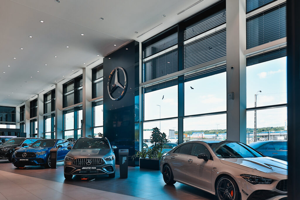 Showroom MERCEDES - interiér zatienený žalúziami NEVA