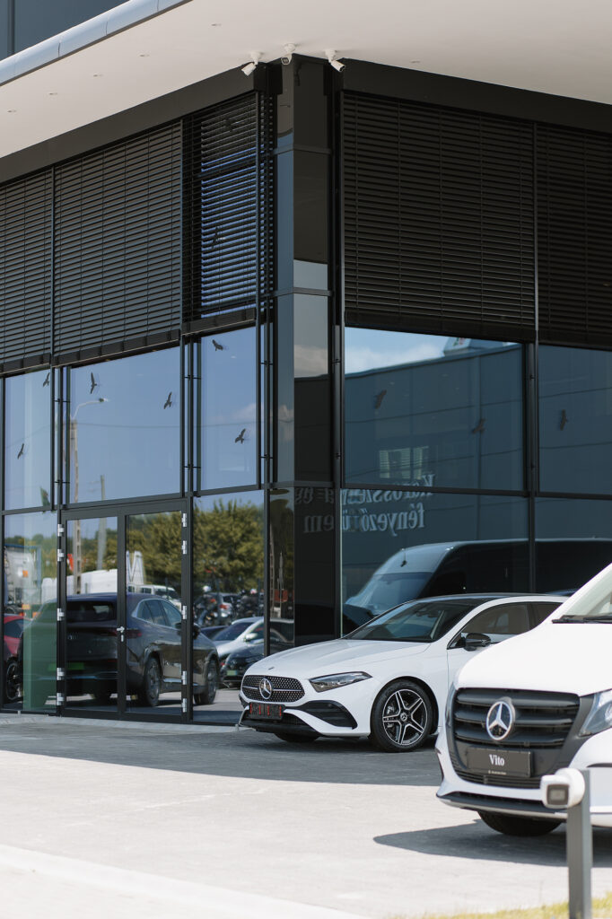 autá pred showroomom Mercedes