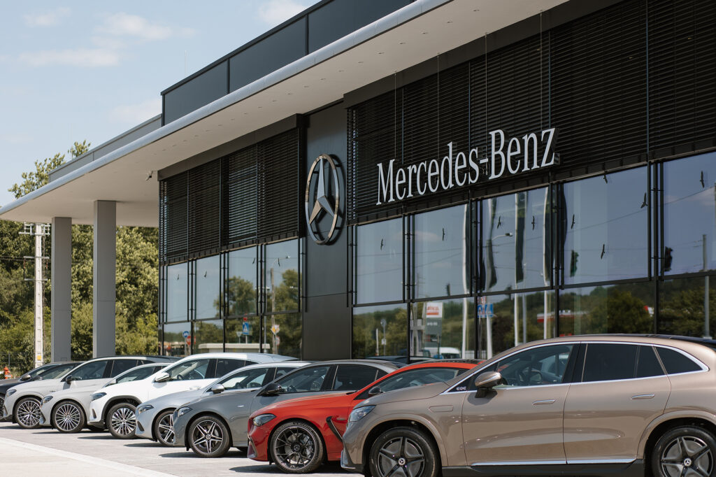 Vystavené autá Mercedes pred showroomom, ktorý je zatienený žalúziami NEVA