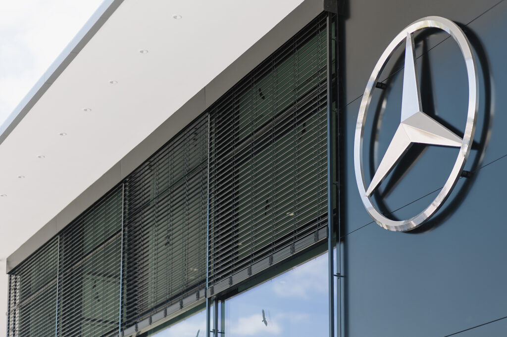 Vonkajšie žalúzie NEVA na budove showroomu Mercedes