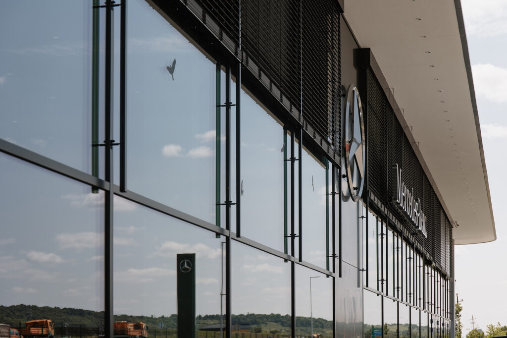 Vonkajšie žalúzie NEVA na budove showroomu Mercedes