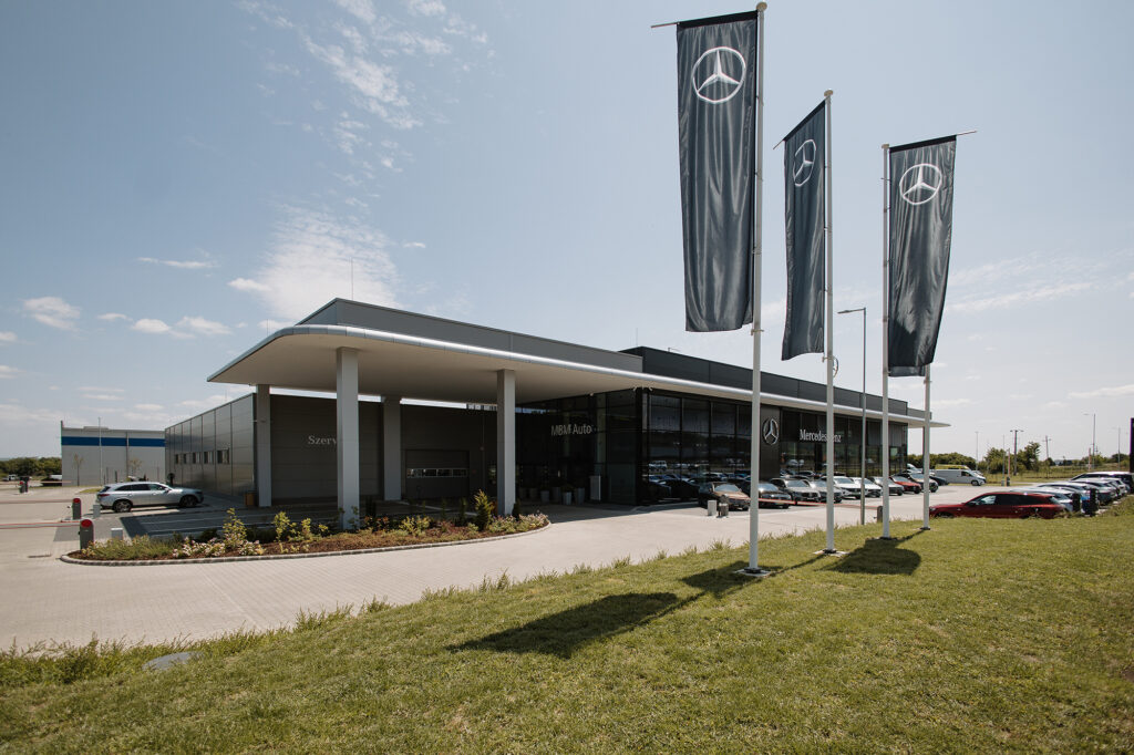 Budova showroomu Mercedes v Miskolci - pohľad z diaľky