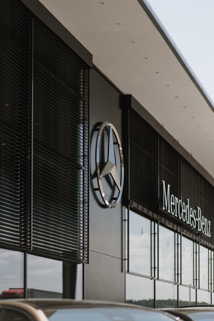 Čierne hliníkové žalúzie NEVA na budove showroomu Mercedes