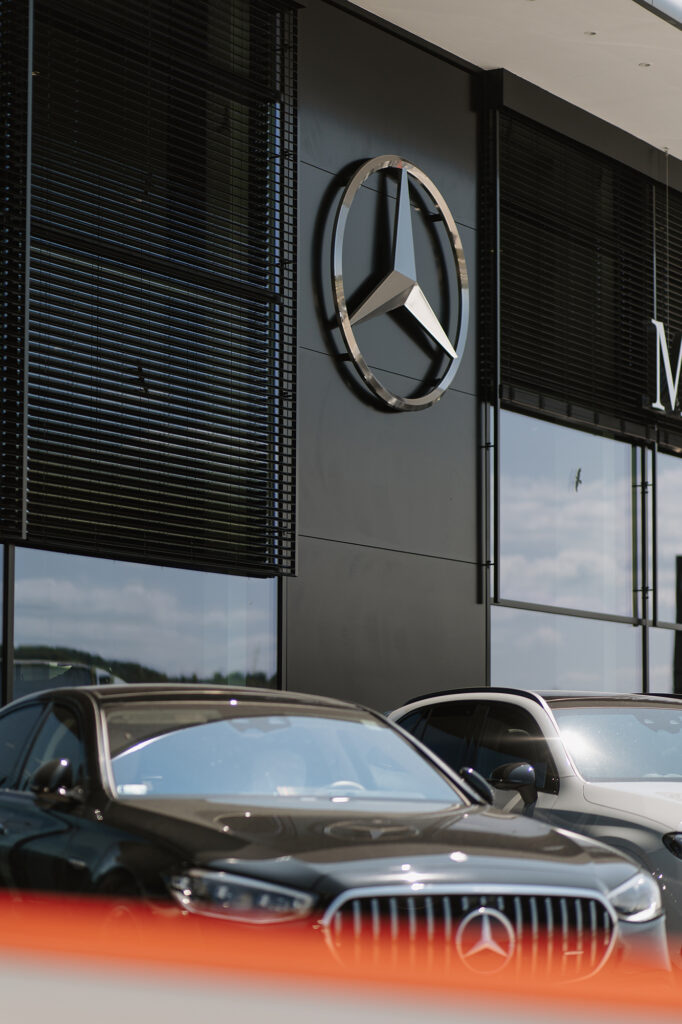 Mercedesy pred showroomom so žalúziami NEVA