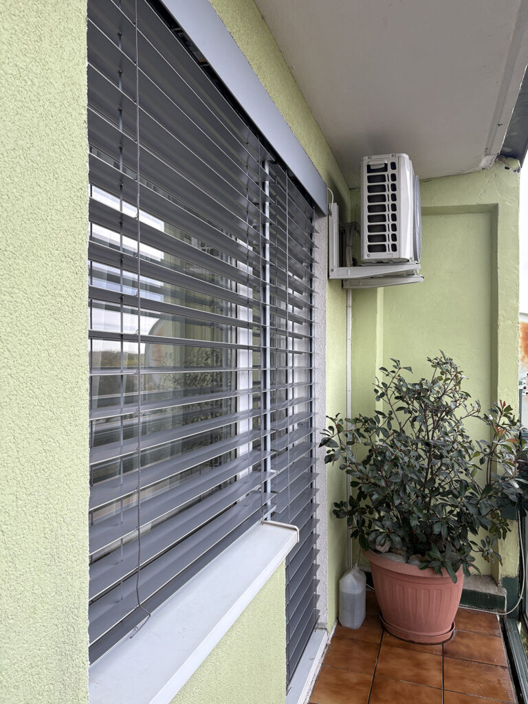 Vonkajšie žalúzie na balkóne na 7. poschodí
