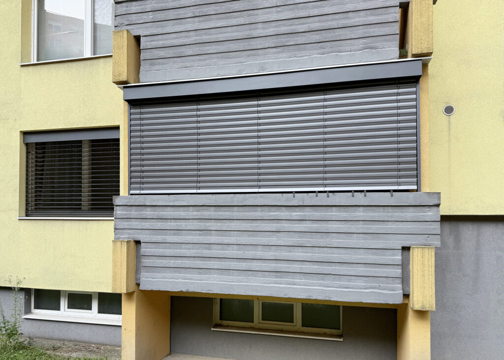 Panelákový byt s vonkajšími žalúziami NEVA