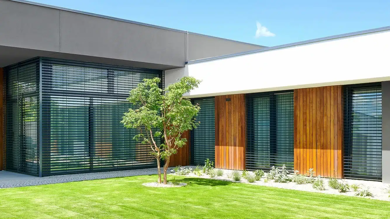 Moderný dom s vonkajšími žalúziami NEVA