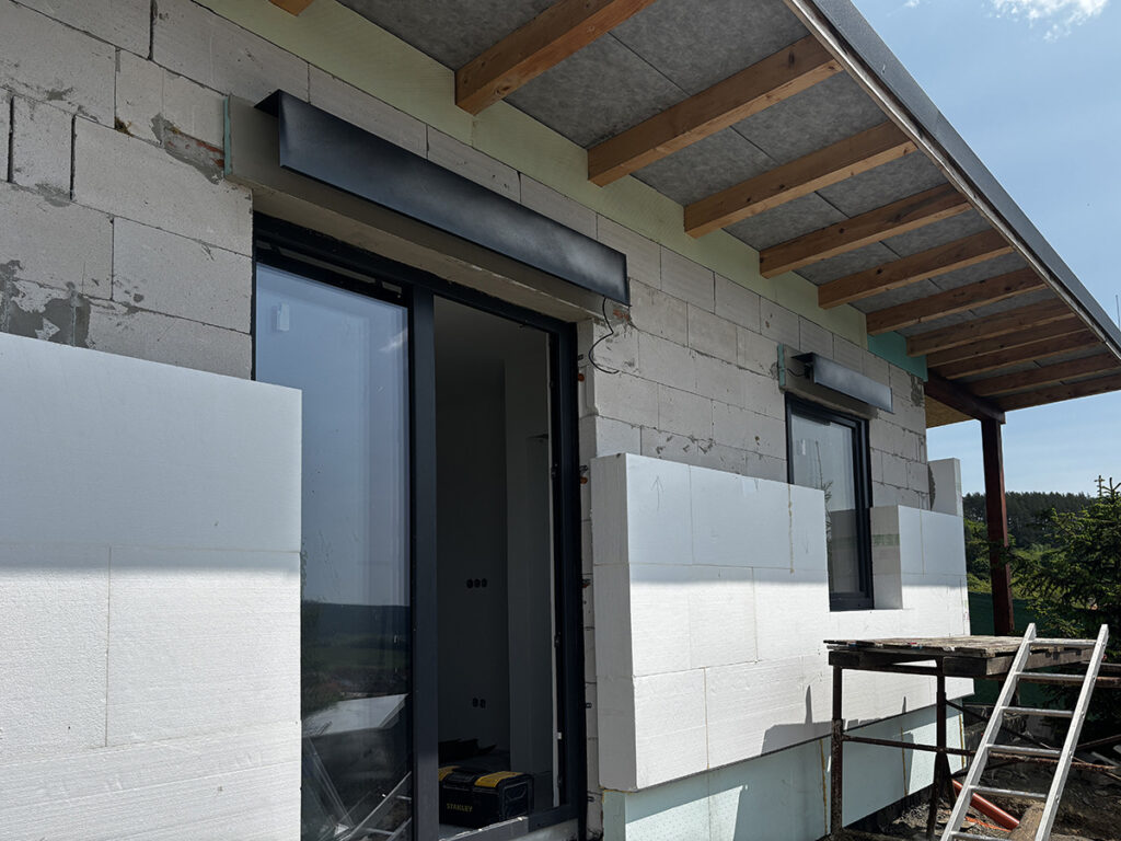 Príprava na vonkajšie žalúzie na stavbe