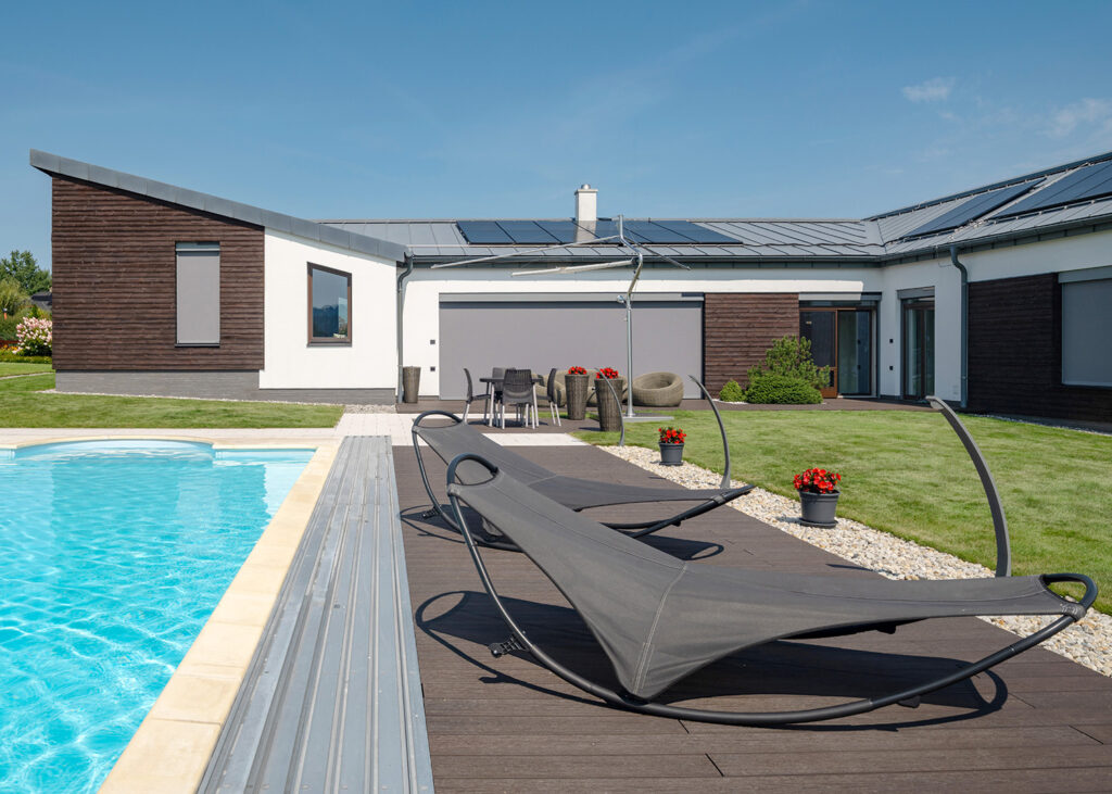 Pohľad na dom so zatiahnutými screenovými roletami