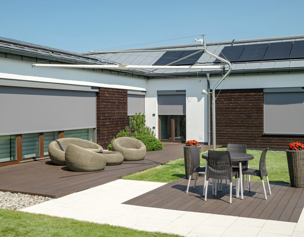 terasa domu so screenovými roletami