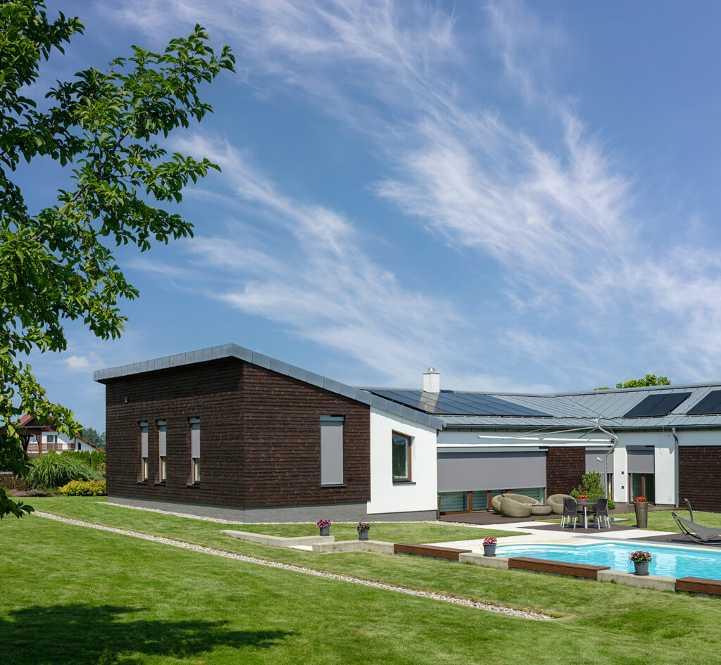 Moderný dom so solárnymi panelmi a solárnymi screenovými roletami