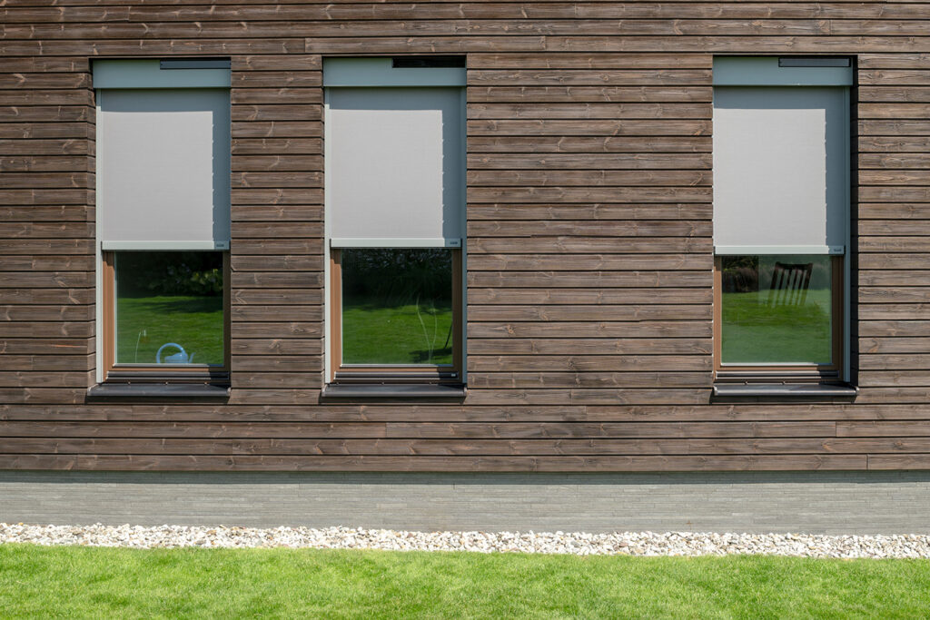 sivé solárne screeny na fasáde s dreveným obkladom