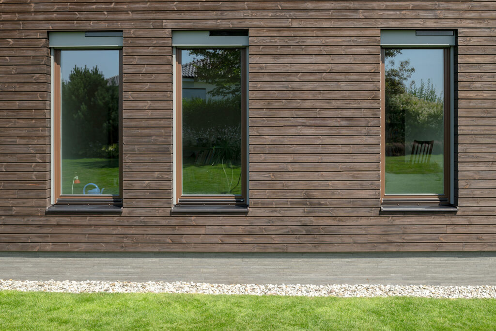 sivé solárne screeny na fasáde s dreveným obkladom
