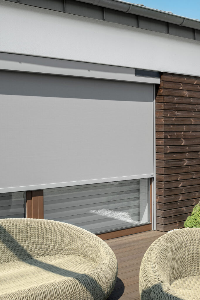 Veľkorozmerná screenová roleta NEVA so solárnym napájaním