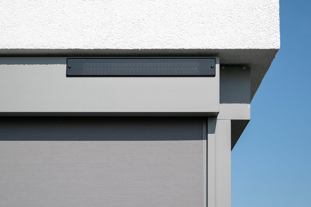 Solárny panel nabíja batériu pohonu screenovej rolety