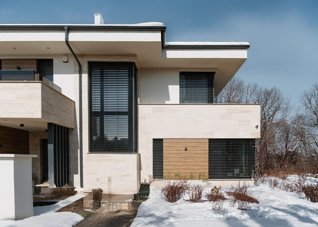 Rodinný dom v zime - so žalúziami NEVA