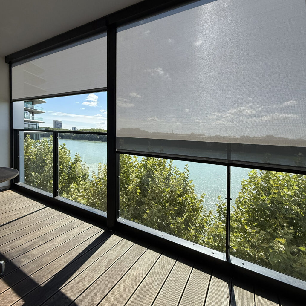 Pohľad von cez screenovú roletu NEVA