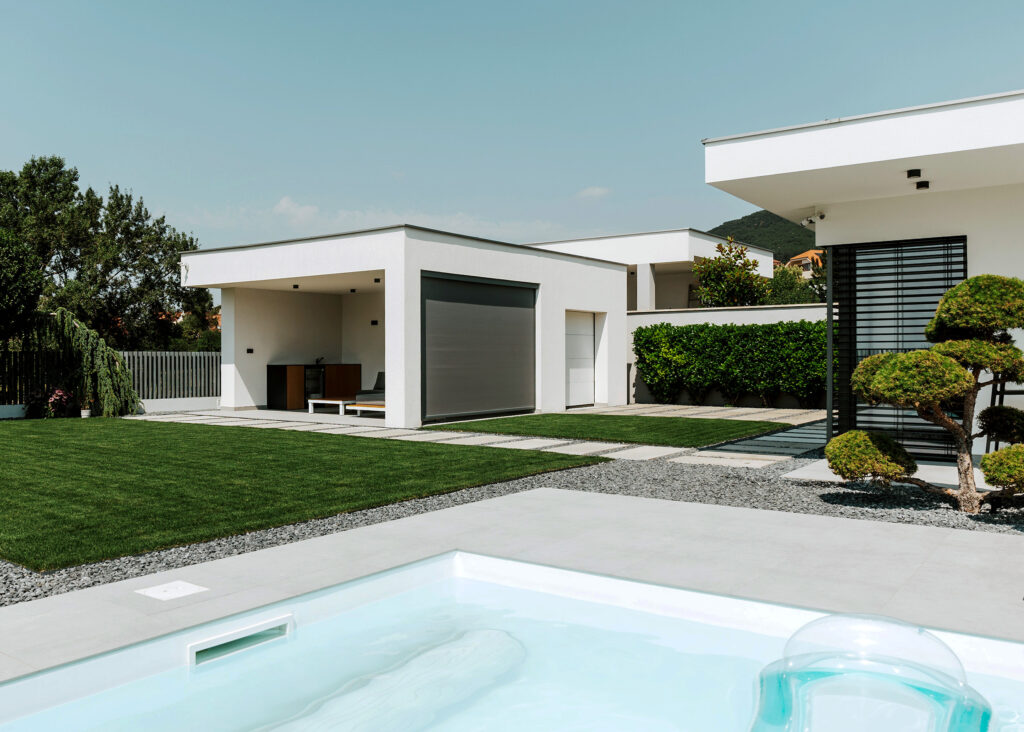 Screenová roleta na prístrešku v záhrade