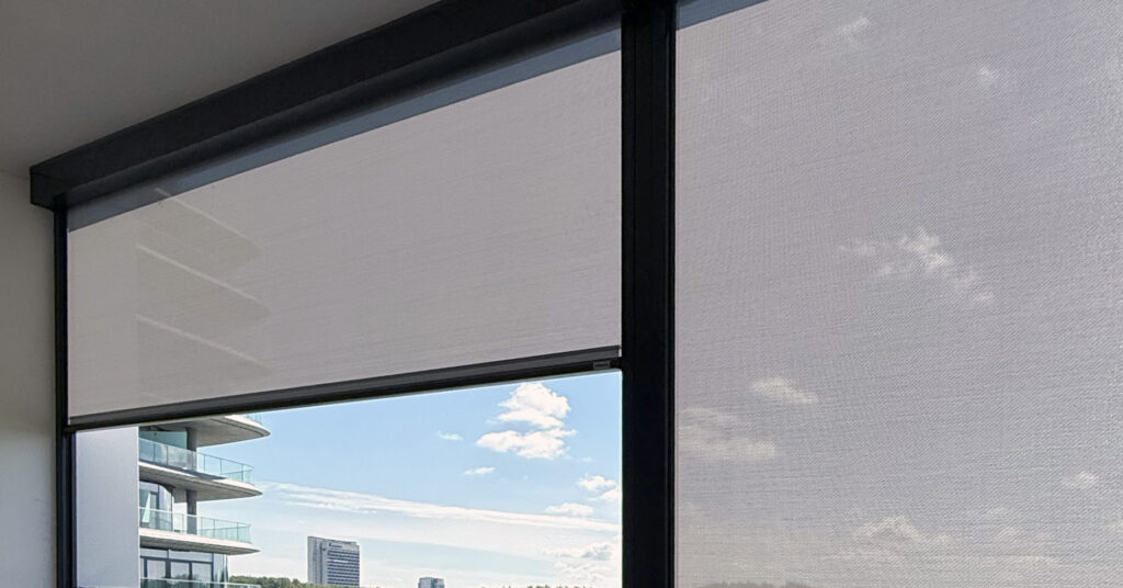 Pohľad von cez screenovú roletu NEVA