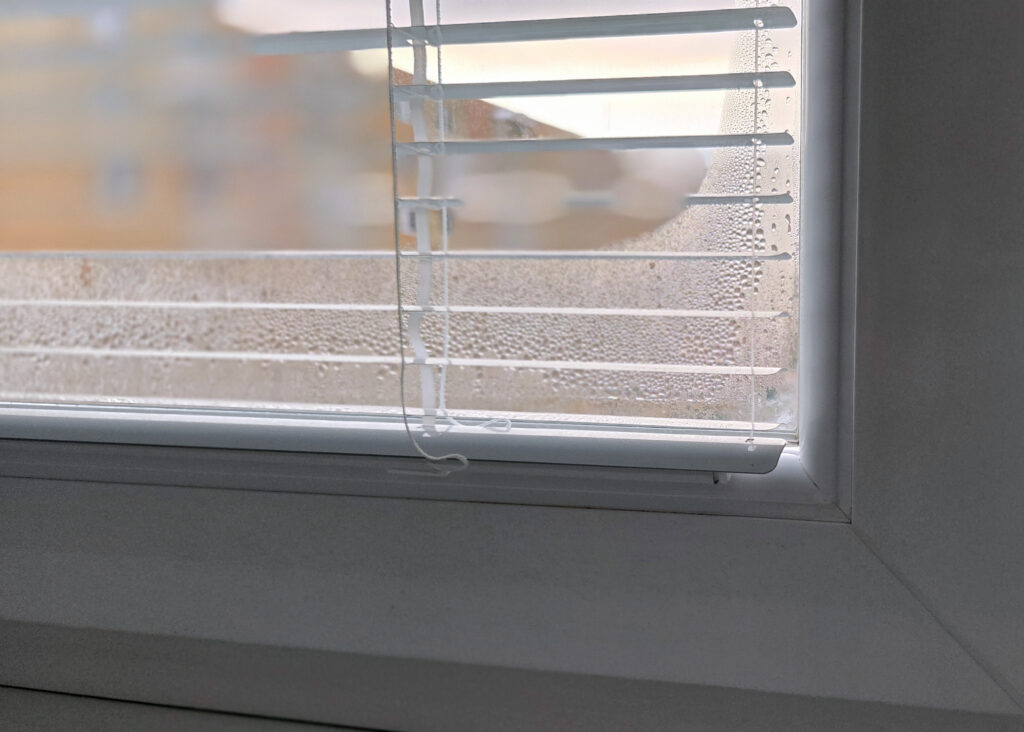 zatrosené okno s vnútornými žalúziami